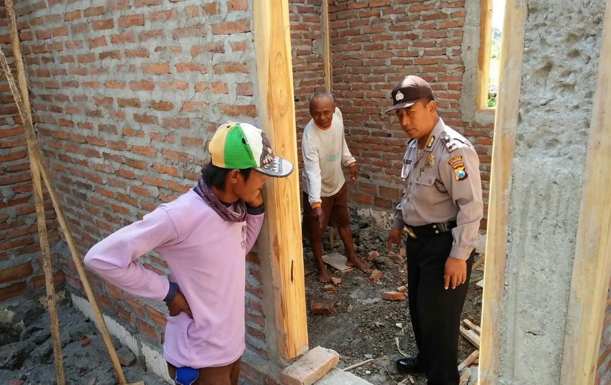 Perbaiki Rumah Tetangga, Pria di Bojonegoro Tewas Terjatuh dari Atap
