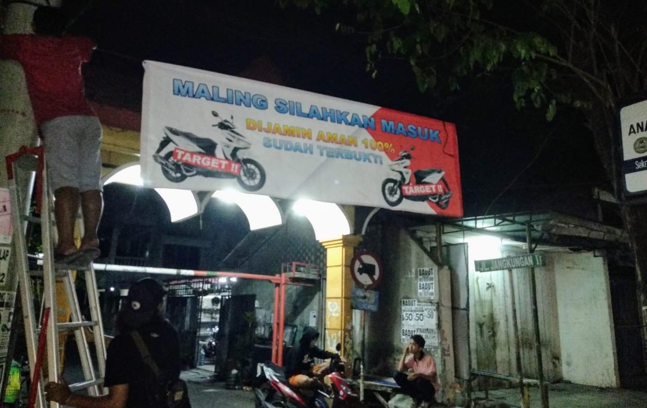 Warga saat memasang spanduk/ Foto: Istimewa