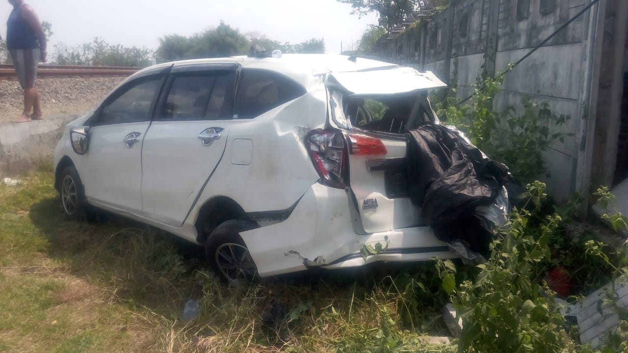 Mobil yang ditabrak kereta api