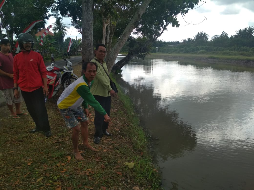 Warga menunjukkan lokasi ditemukannya Bu Lurah.