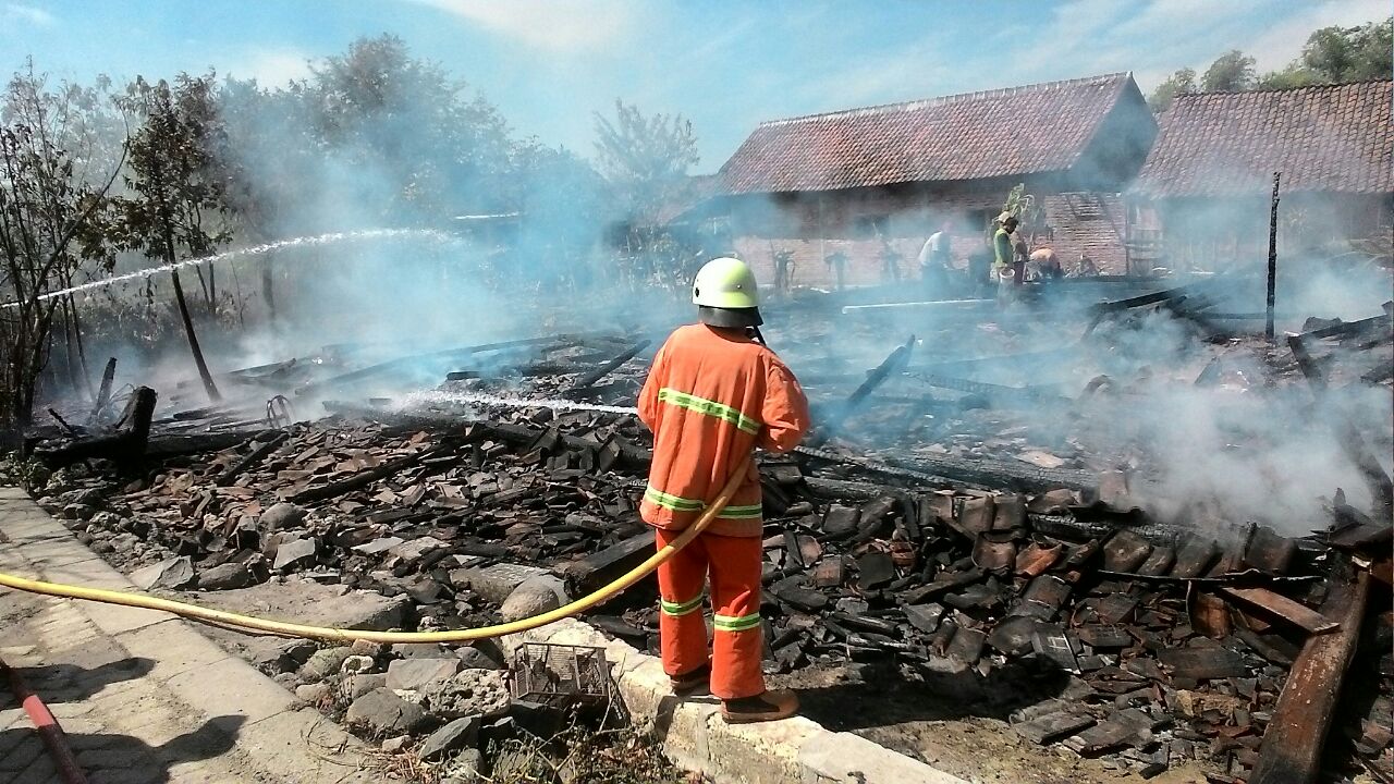 Dua rumah hangus terbakar/Istimewa