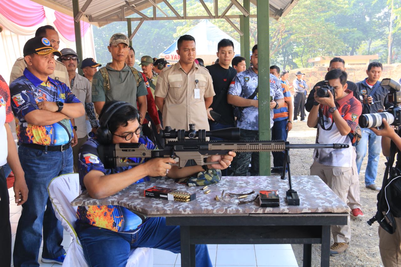 Kapolda Jatim saat menjajal senjata laras panjang
