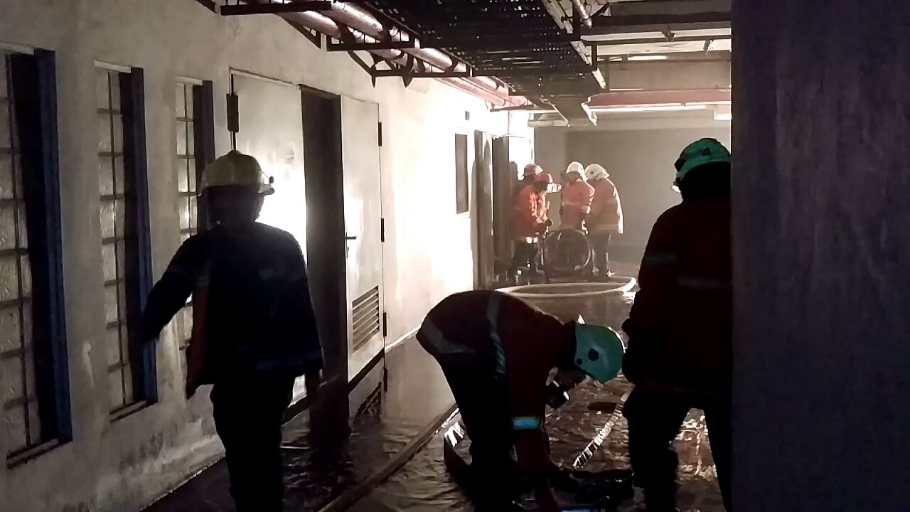 Petugas melakukan pembasahan.