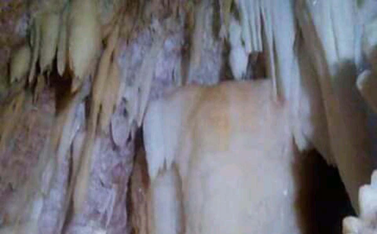 Foto: Penampakan Gua di Area Pertambangan Batu Kapur di Tuban