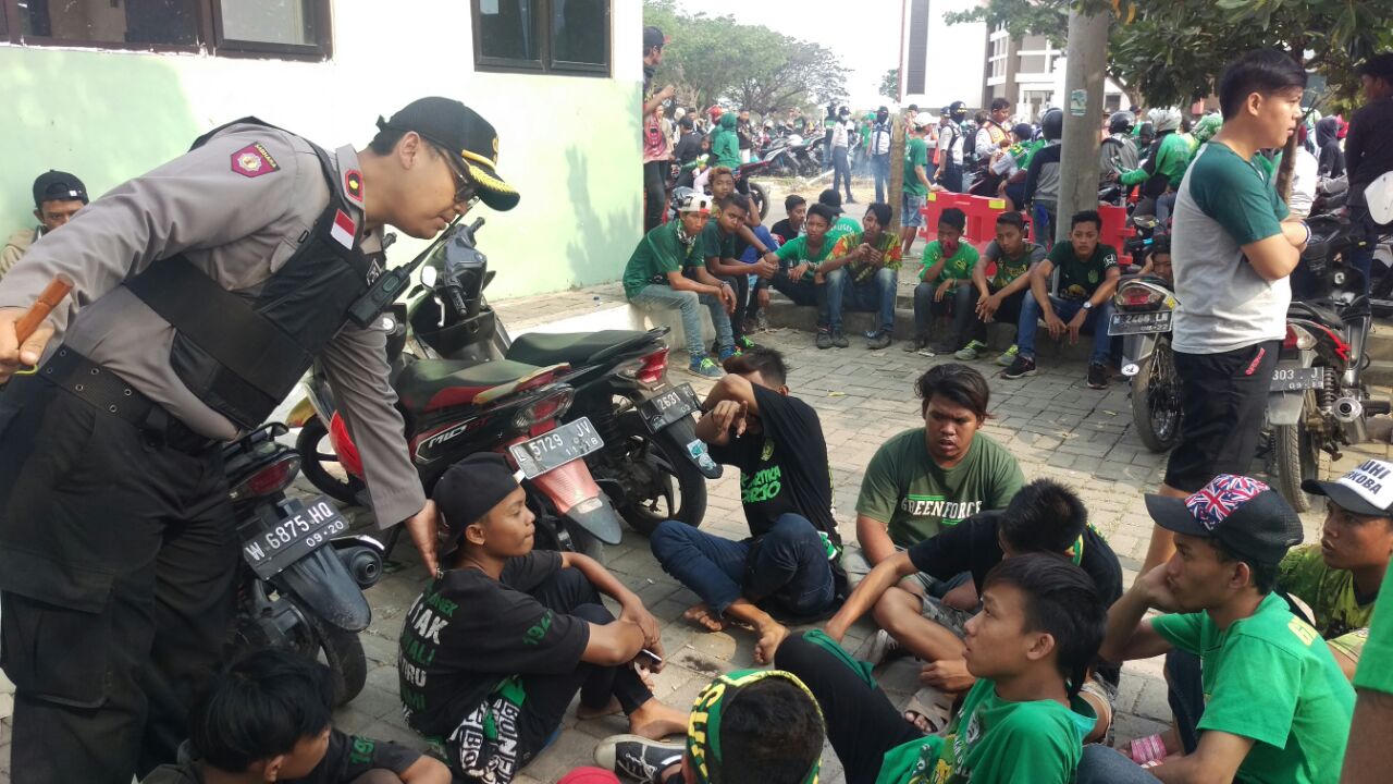 Antisipasi Kerusuhan, Polisi 'Usir' Suporter Tak Bertiket dari GBT