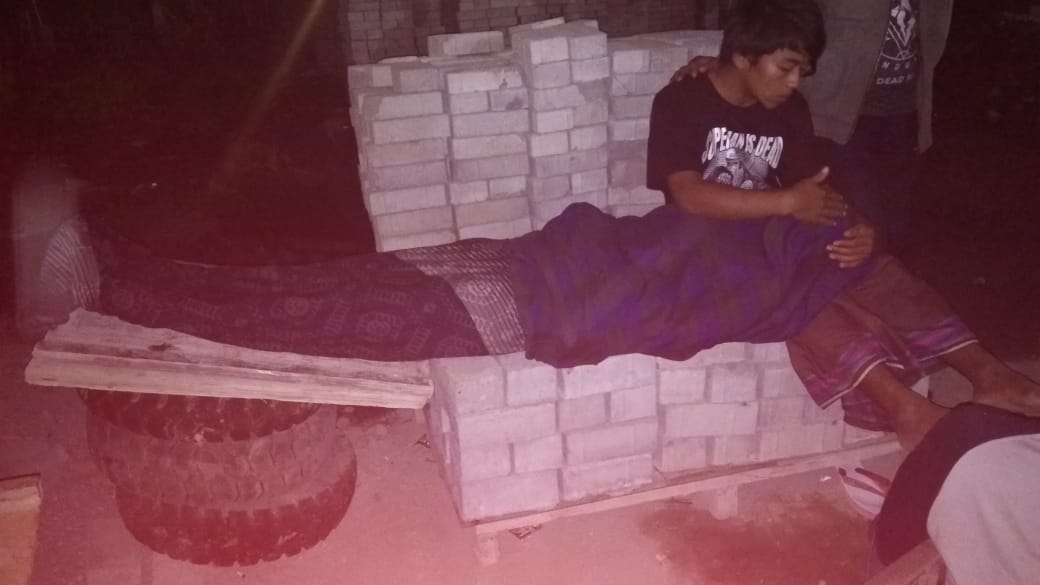 Korban bersama dipangku kakaknya Hadrul Efendi