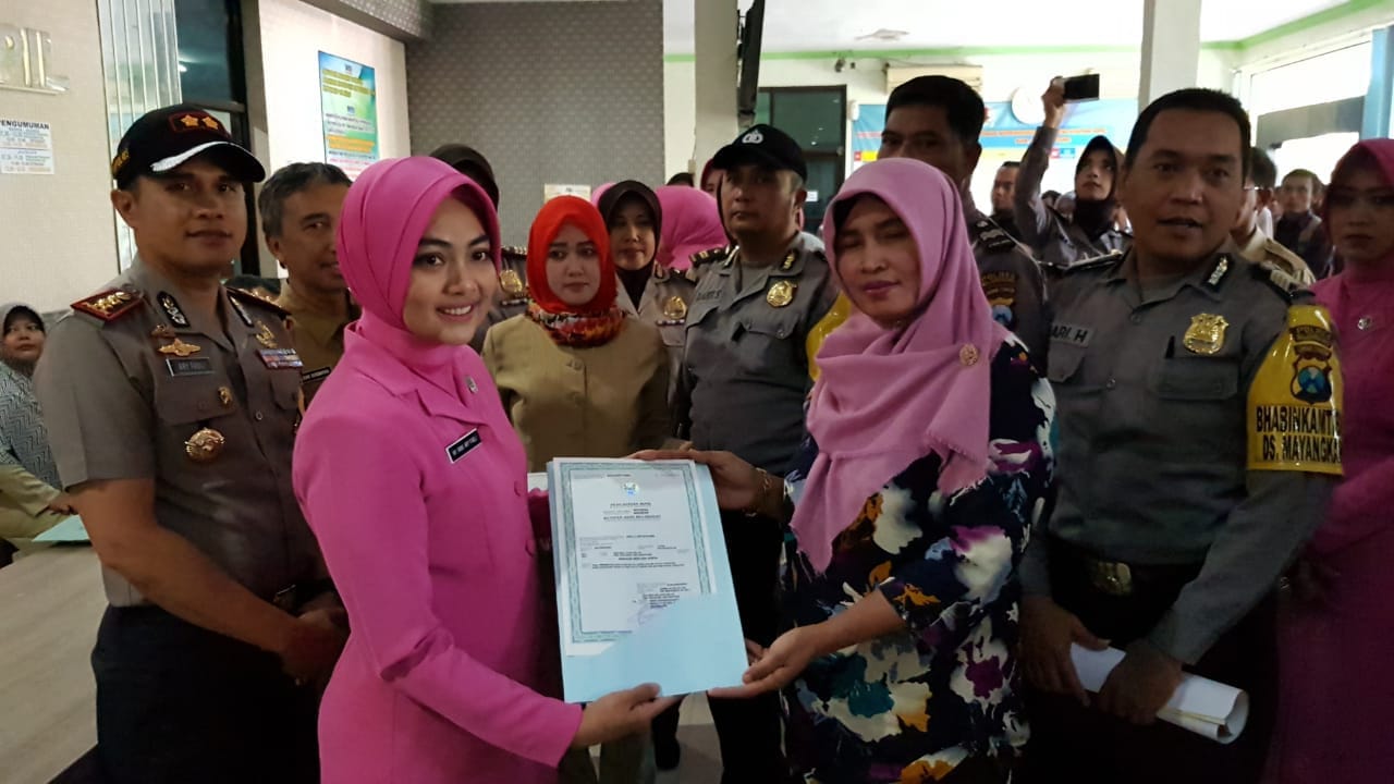 Ketua Bhayangkari Cabang Bojonegoro Rani Ary Fadli menyerahkan akte kelahiran pada salah seorang warga