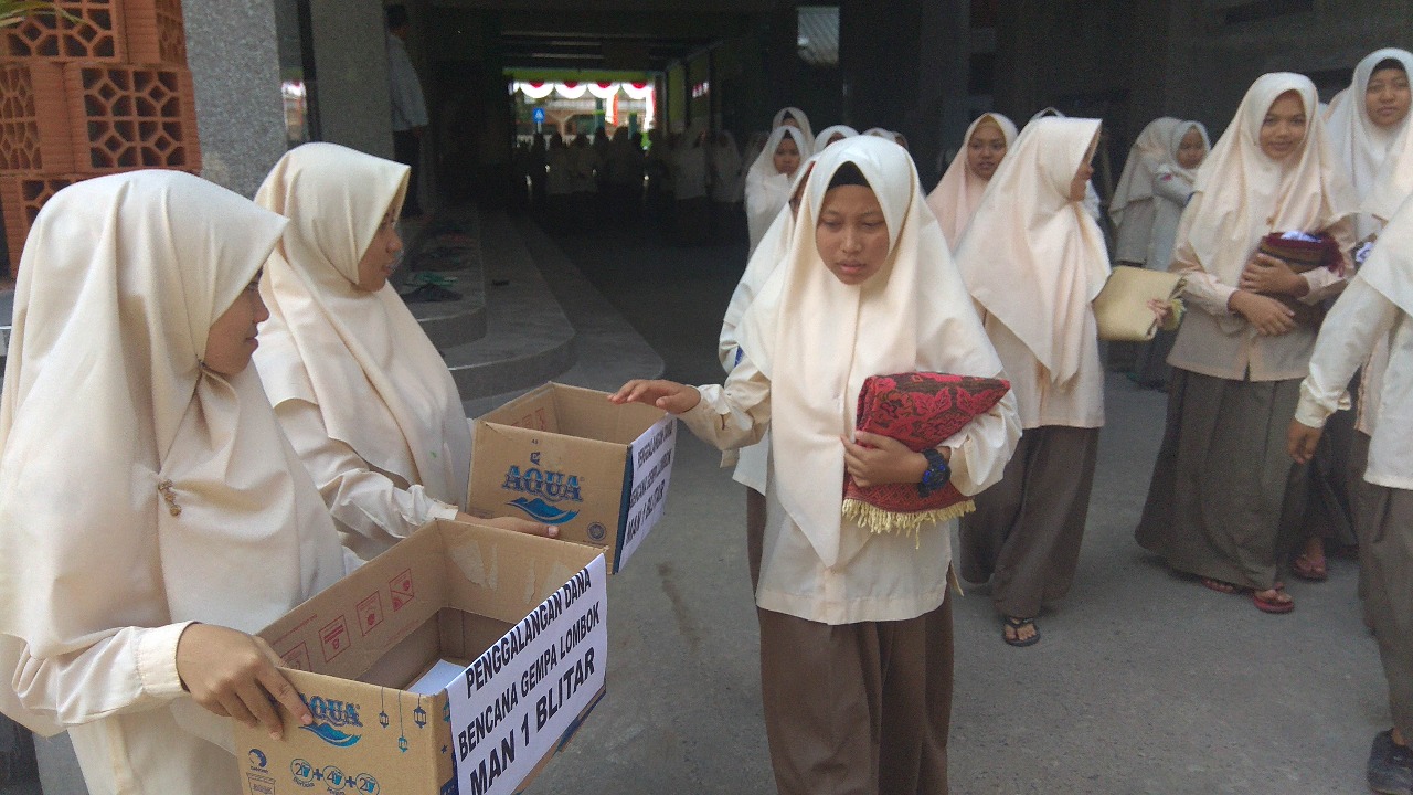 Siswa melakukan penggalangan dana