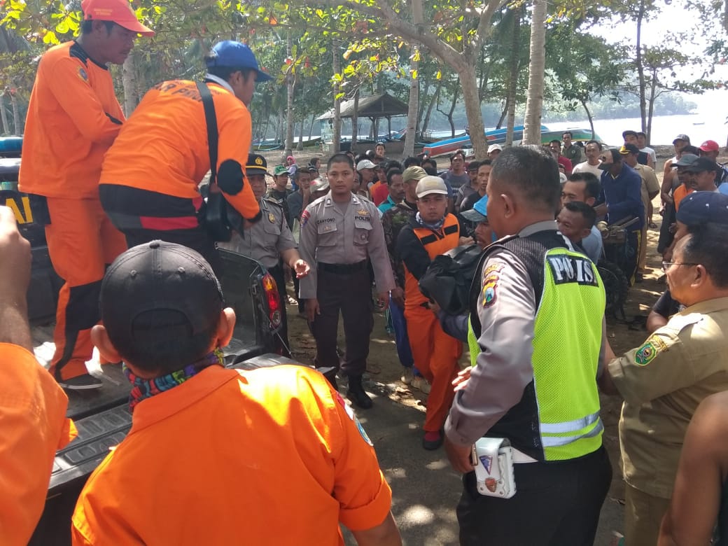 Petugas saat mengevakuasi korban./istimewa