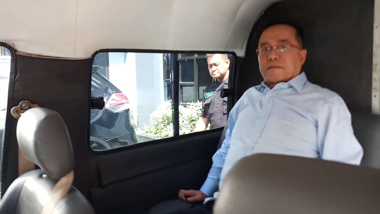 Henry dalam mobil tahanan di Kejari Surabaya