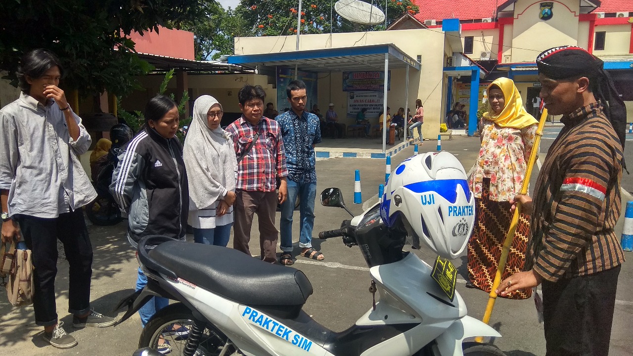 Petugas berpakaian jadul melayani warga