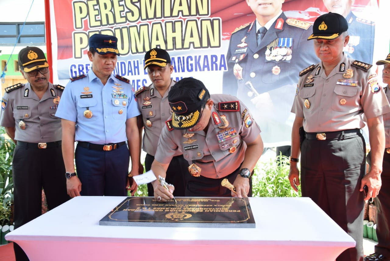 Kapolda Jatim Irjen Pol Machfud arifin menandatangani batu peresmian perumahan polisi