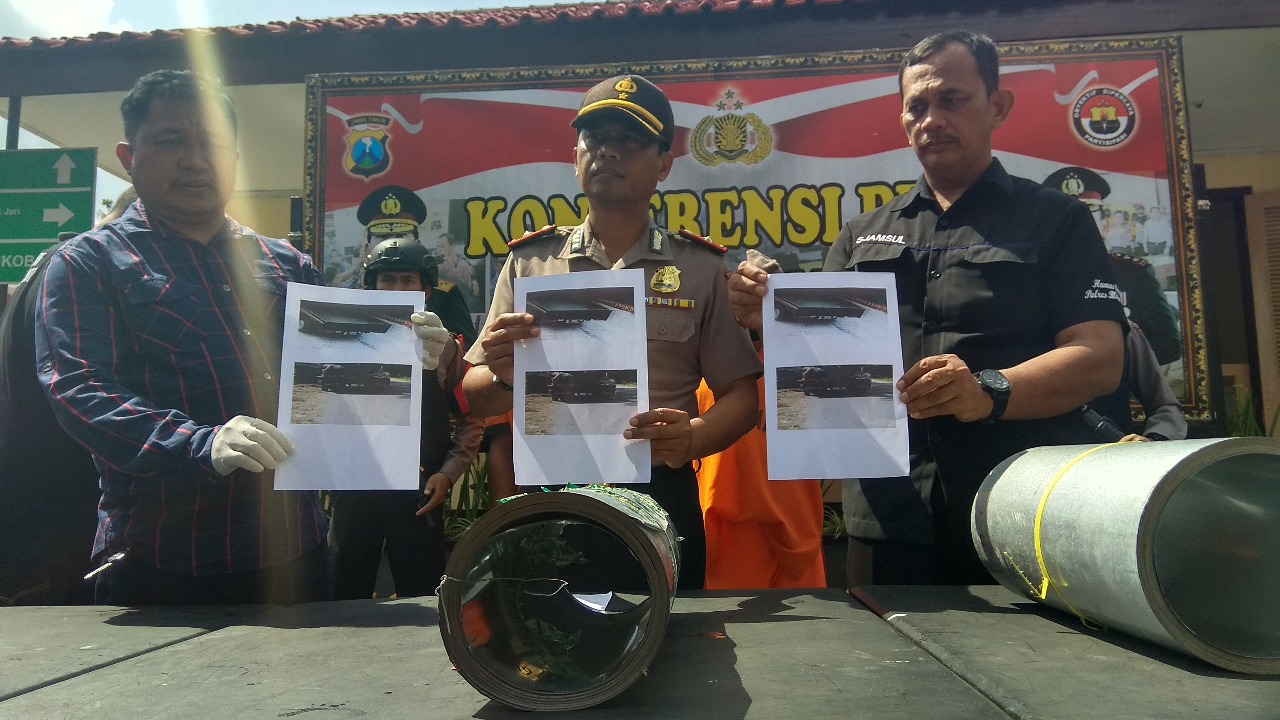 Petugas menunjukkan tersangka dan barang bukti