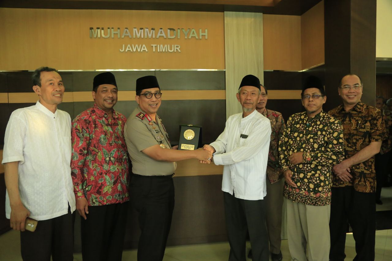 Kapolda menerima cinderamata