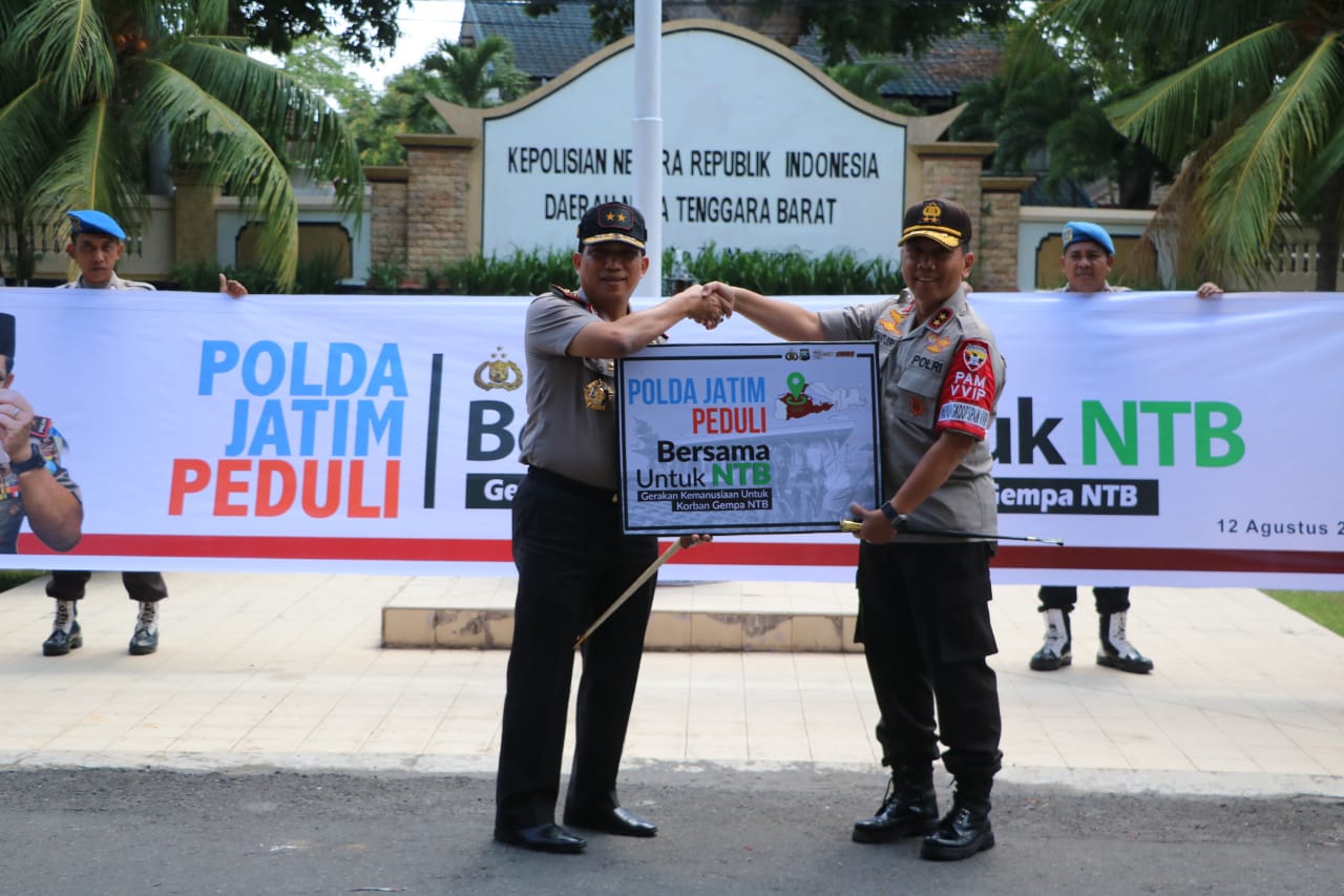 Kapolda Jatim Irjen Pol Machfud Arifin menyerahkan bantuan kepada Kapolda NTB  Irjen Pol Achmad Juri