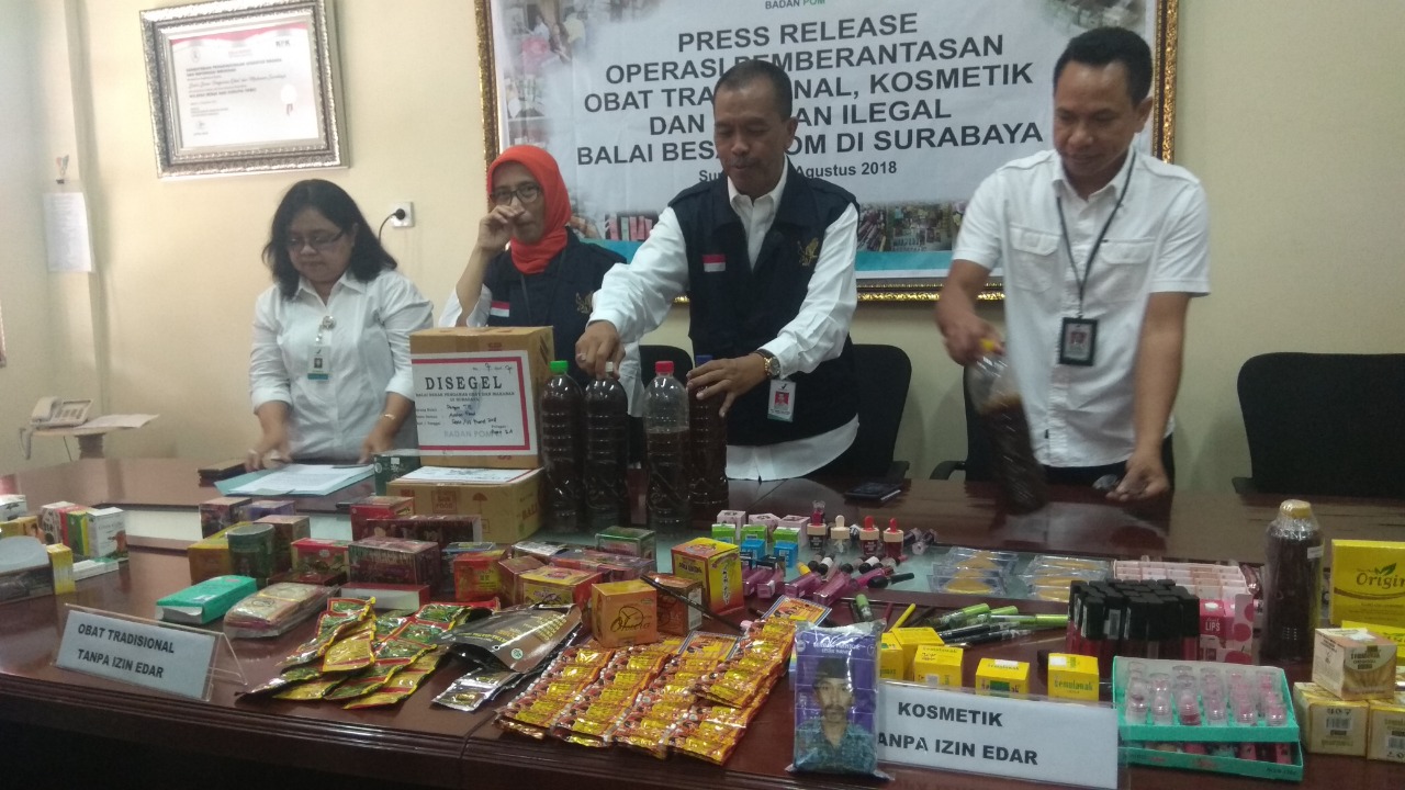 Petugas menunjukkan bukti yang disita