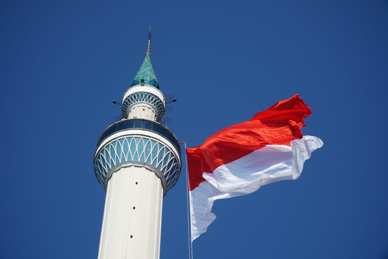 Bendera raksasa berkibar di menara Masjid Al Akbar