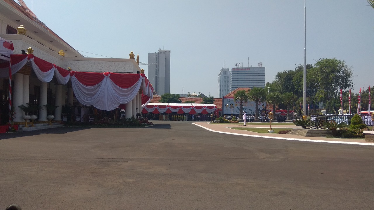 17 Dentuman Meriam Iringi Upacara Kemerdekaan RI di Grahadi