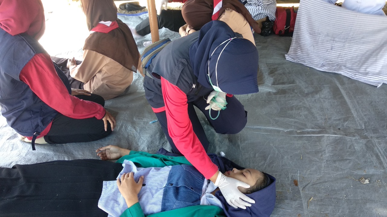 Salah satu peserta upacara yang pingsan