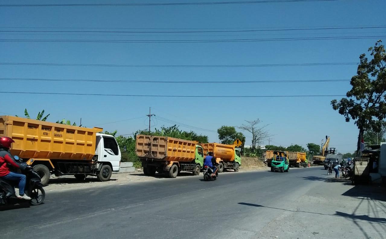 Mengapa Ada Truk Plat Merah di Proyek Box Culvert Benowo?