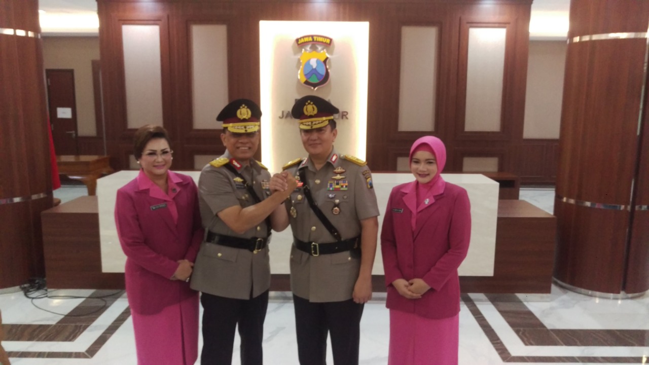 Brigjel Pol M Iqbal bersalam komando dengan Brigjen Pol Eko Widodo