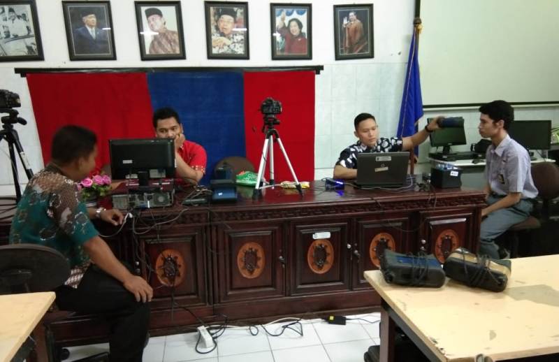 Pelajar di Surabaya saat melakukan perekaman e-KTP/Foto: istimewa