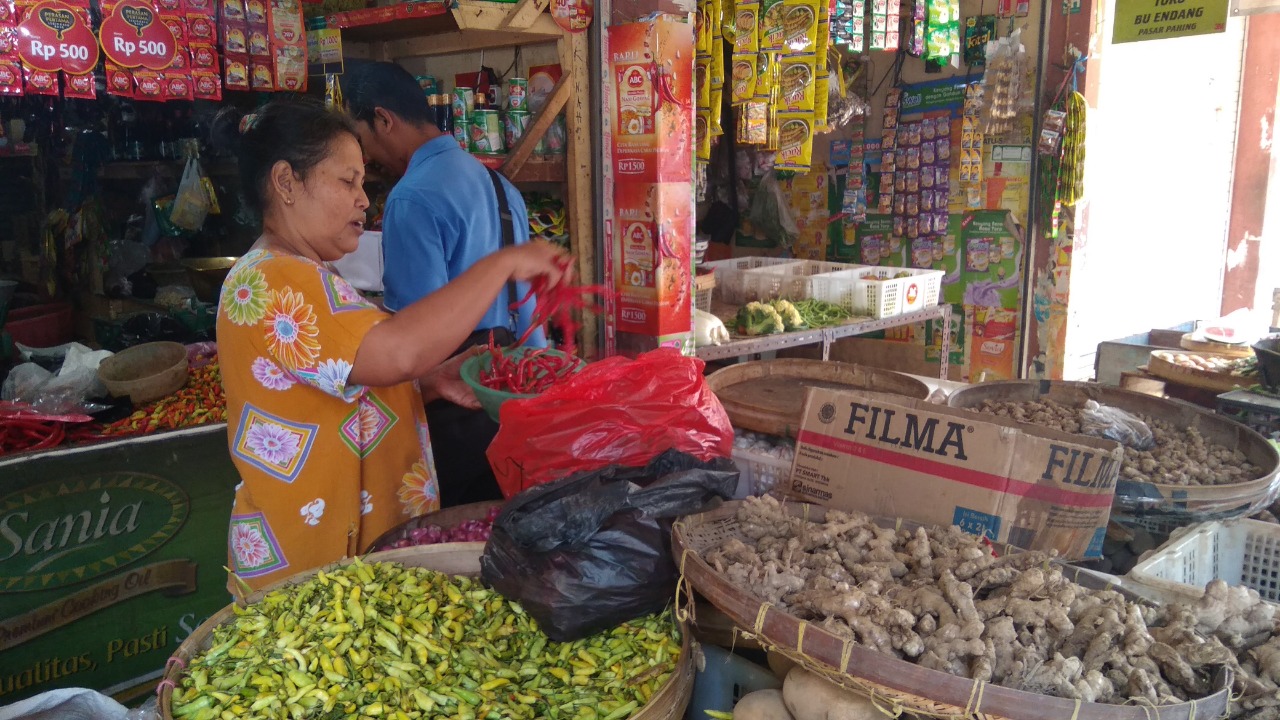Penjual bumbu layani pembeli

