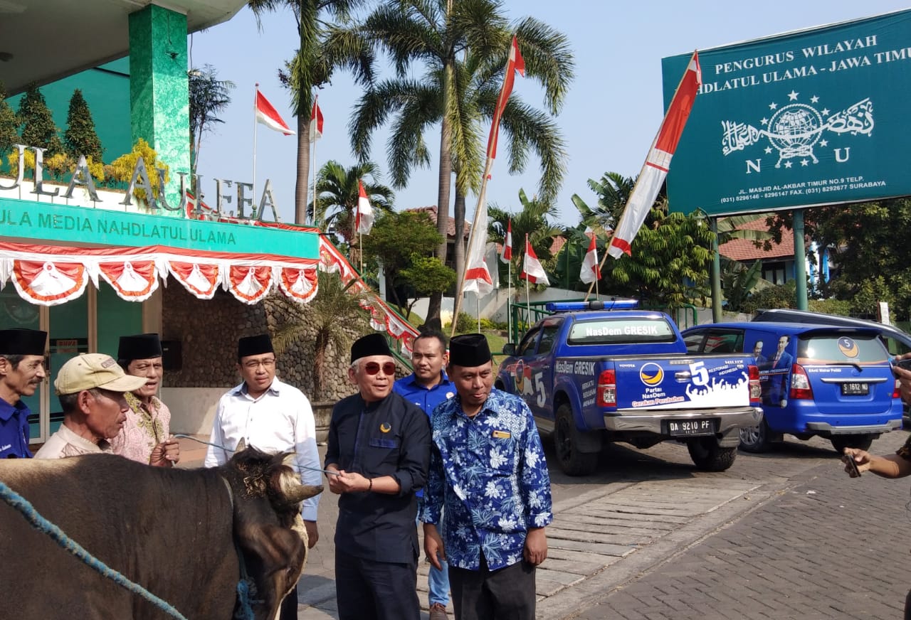 Effendy Choirie atau Gus Choi saat menyerahkan bantuan hewan kurban