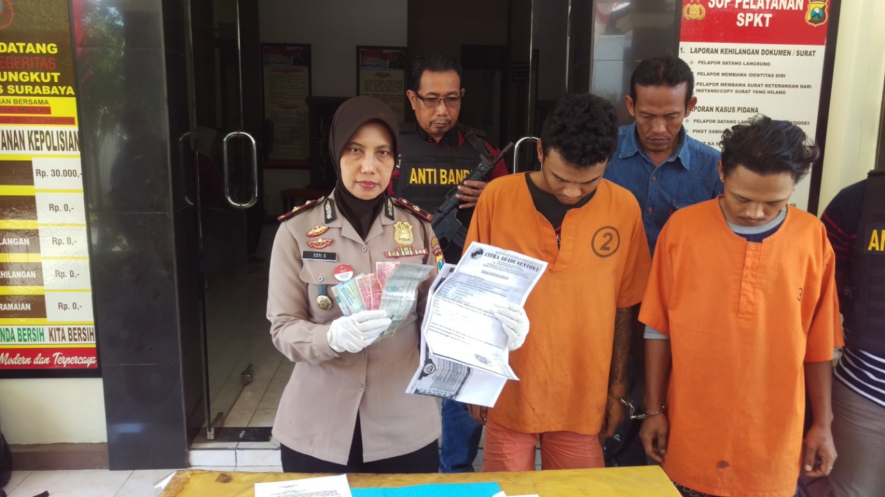 Kedua tersangka Fajar dan Joko di Polsek Rungkut