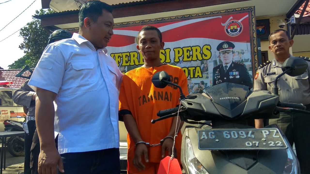 Petugas menunjukkan tersangka dan barang bukti