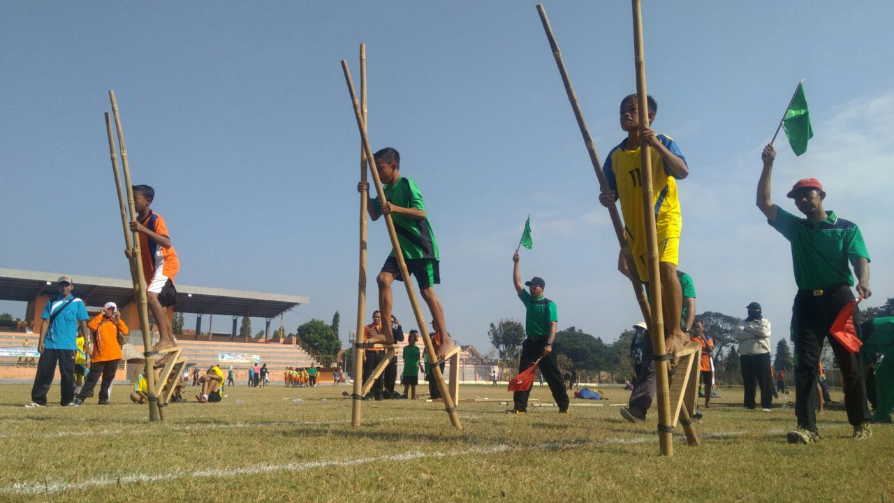 Permainan egrang/Foto: Mahfud Hidayatullah for jatimnow.com