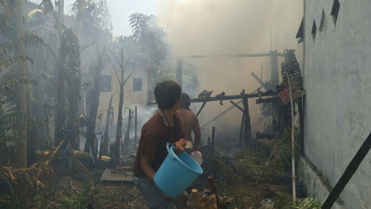 Warga memadamkan api