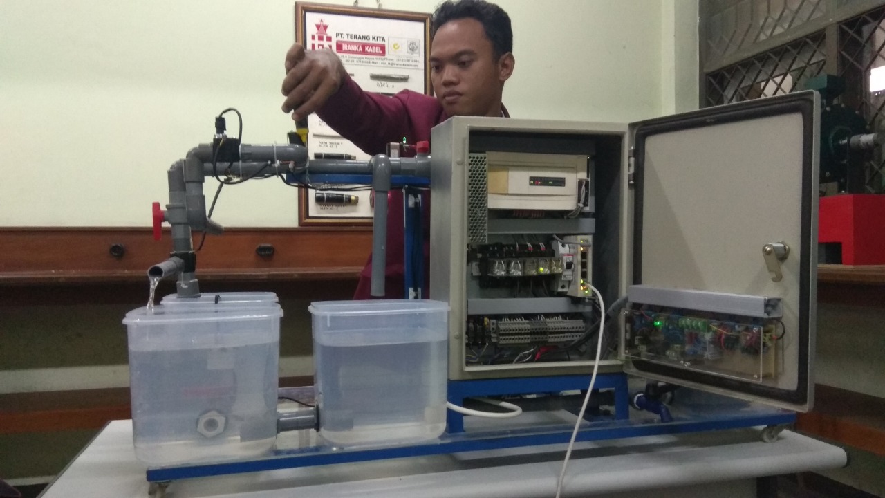 Lasmiran Abdullah menunjukkan karyanya