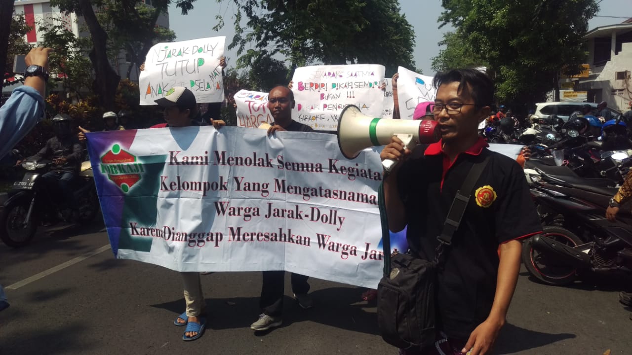 Aksi Save Eks Lokalisasi Dolly dan Jarak Digelar di Depan PN Surabaya