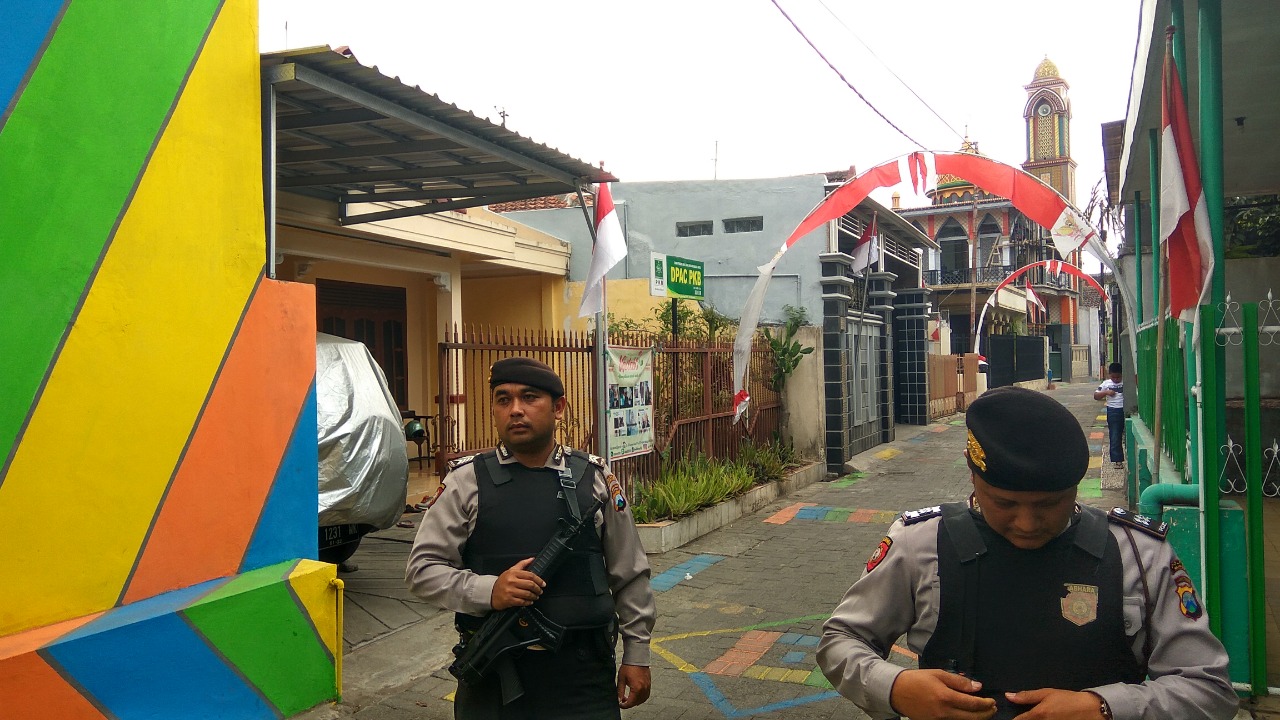 Petugas melakukan penjagaan