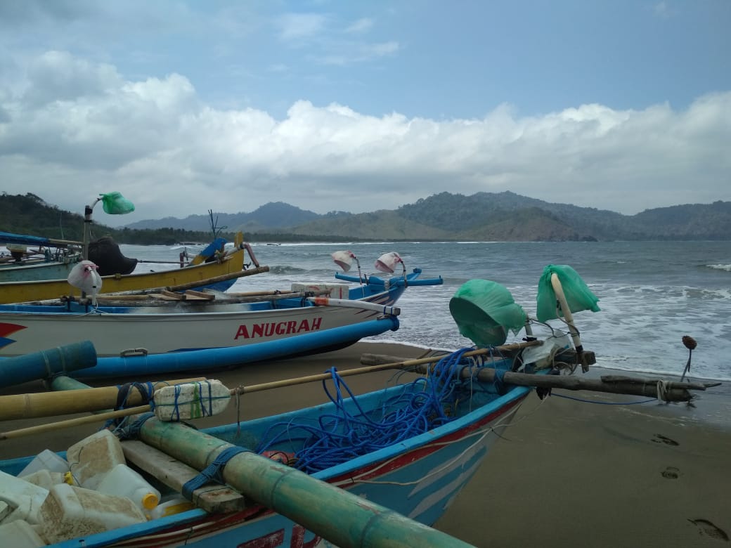 Nelayan memilih tidak melaut karena gelombang tinggi