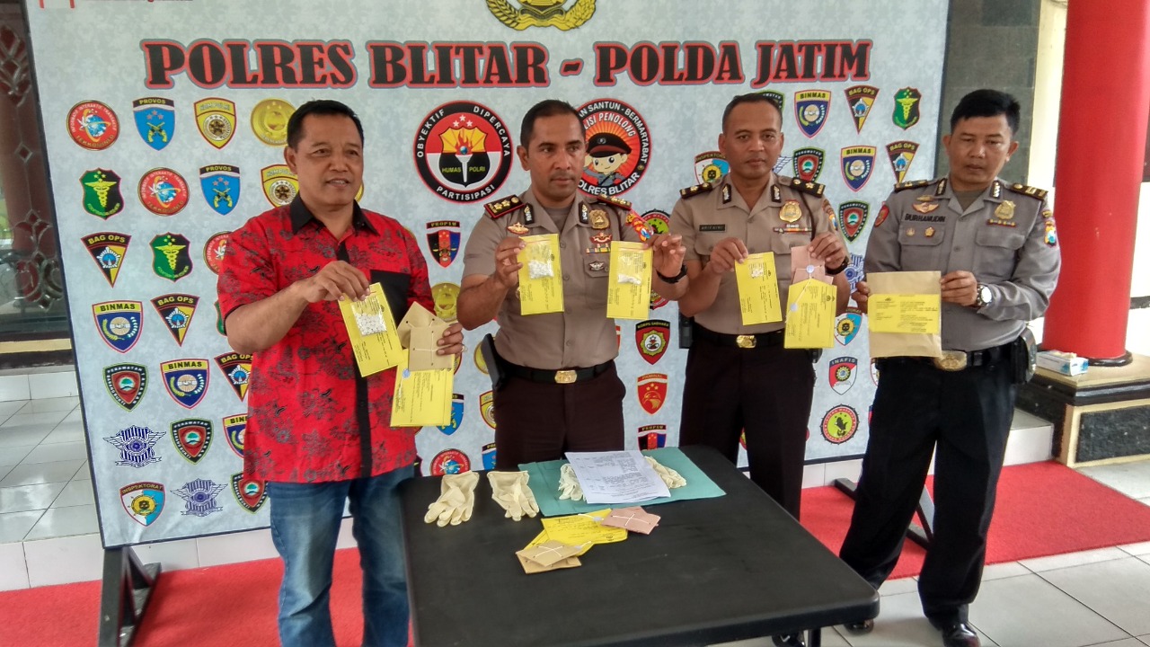 Petugas menunjukkan barang bukti