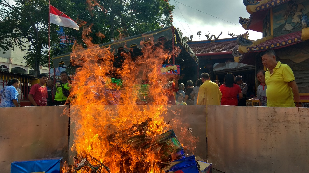 Membakar uang mainan dan lain sebagainya dalam ritual King Hoo Ping