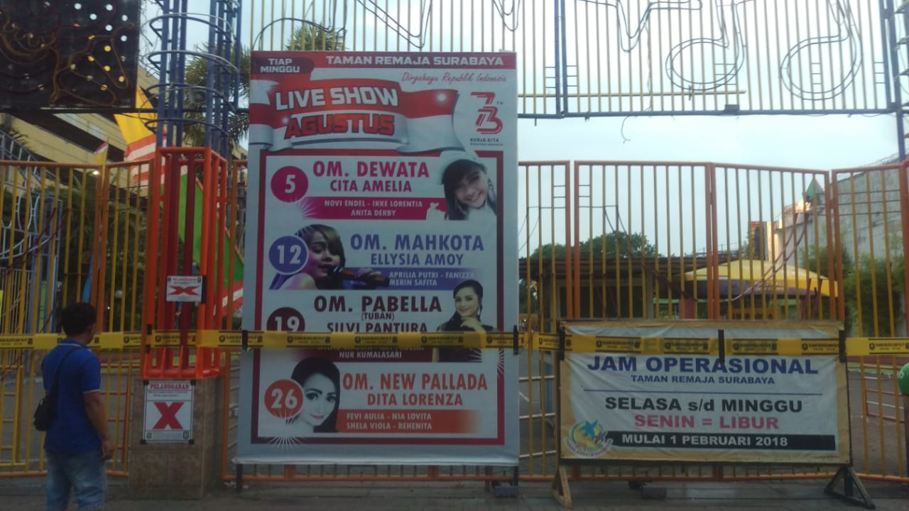 Pintu Taman Remaja Surabaya (TRS) diisegel/Foto: Arry Saputra