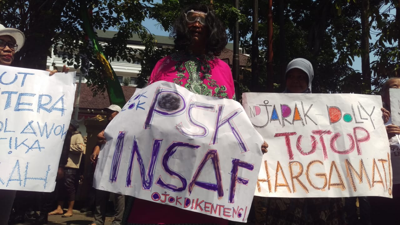 Massa yang berdemo di Pengadilan Negeri Surabaya