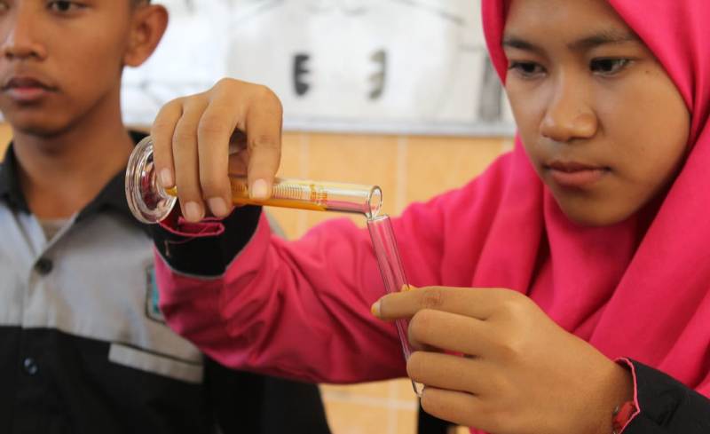 Salsadilla Luluk Ariyani saat mencoba alat SI PENATOR.