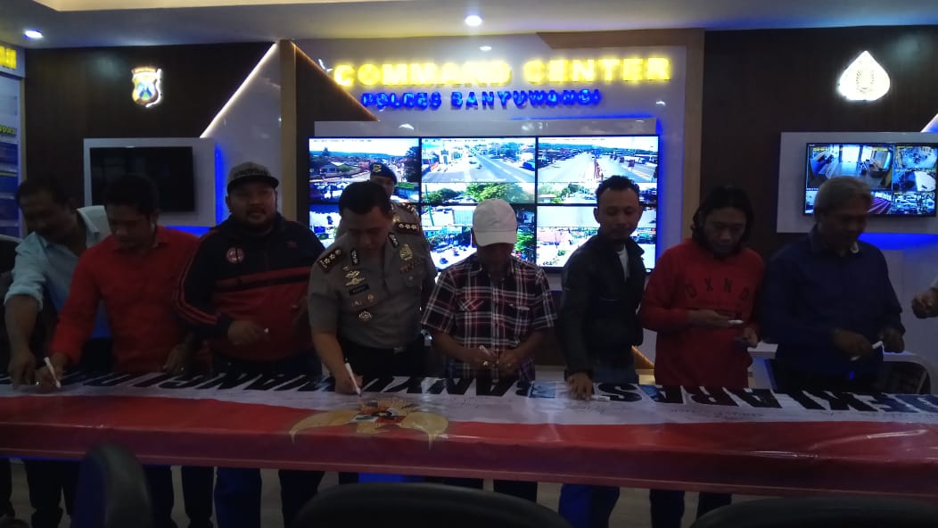 Penandatanganan Deklarasi Banyuwangi Damai oleh kubu Pro Kontra #2019GantiPresiden dan Kapolres Donny.