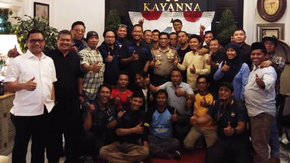  Kapolda Jatim Irjen Pol Machfud Arifin bersama wartawan