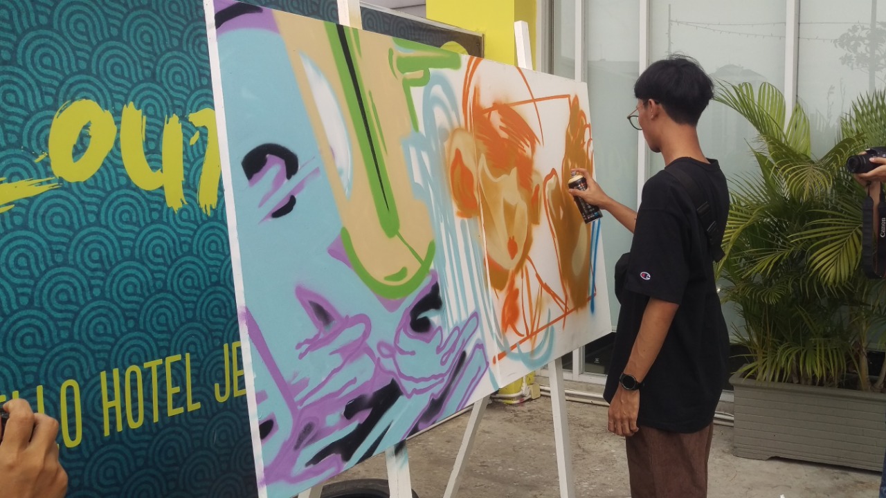 Seniman asal Vietnam Daos dan Fivust asal Bogor melakukan live performance