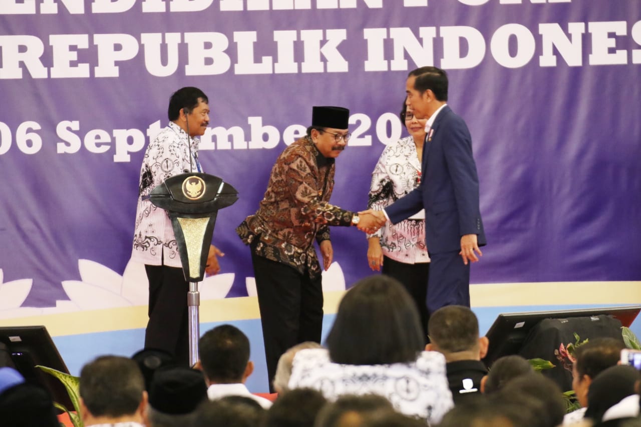 Gubernur Soekarwo bersama dengan Presiden Jokowi saat penyerahan sertifikat tanah