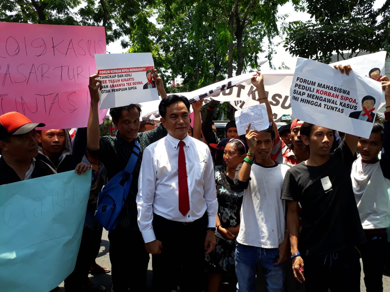Yusril Ihza Mahendra saat 'dihadang' korban Sipoa di depan Pengadilan Negeri Surabaya, Rabu (12/9/2018).
