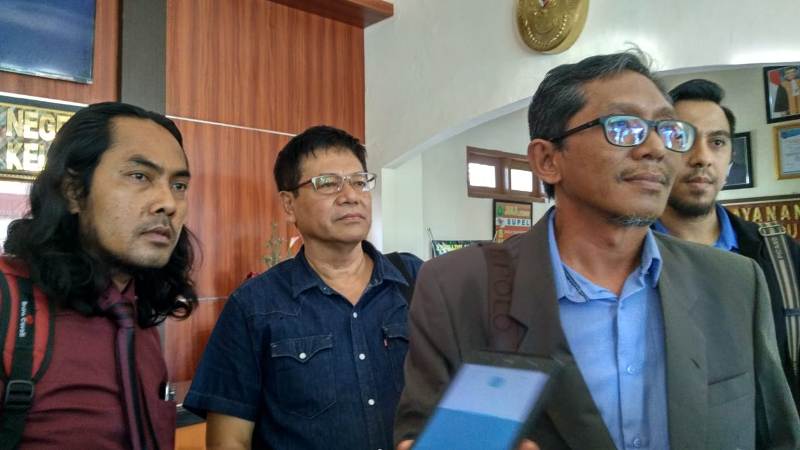 Kuasa Hukum dan Pengurus KSU Mitra Perkasa Kota Probolinggo saat melaporkan Mantan Ketua Koperasi Zulkifli Chalik di Pengadilan Negeri Kelas 2 Probolinggo, Kamis (13/9/2018).