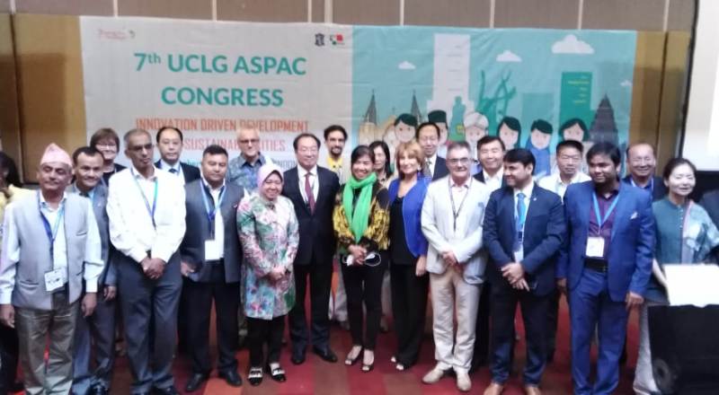 Risma berfoto bersama usai resmi menjadi Presiden UCLG Aspac periode 2018-2020 di Dyandra Convention Hall, Surabaya, Jumat (14/9/2018). 