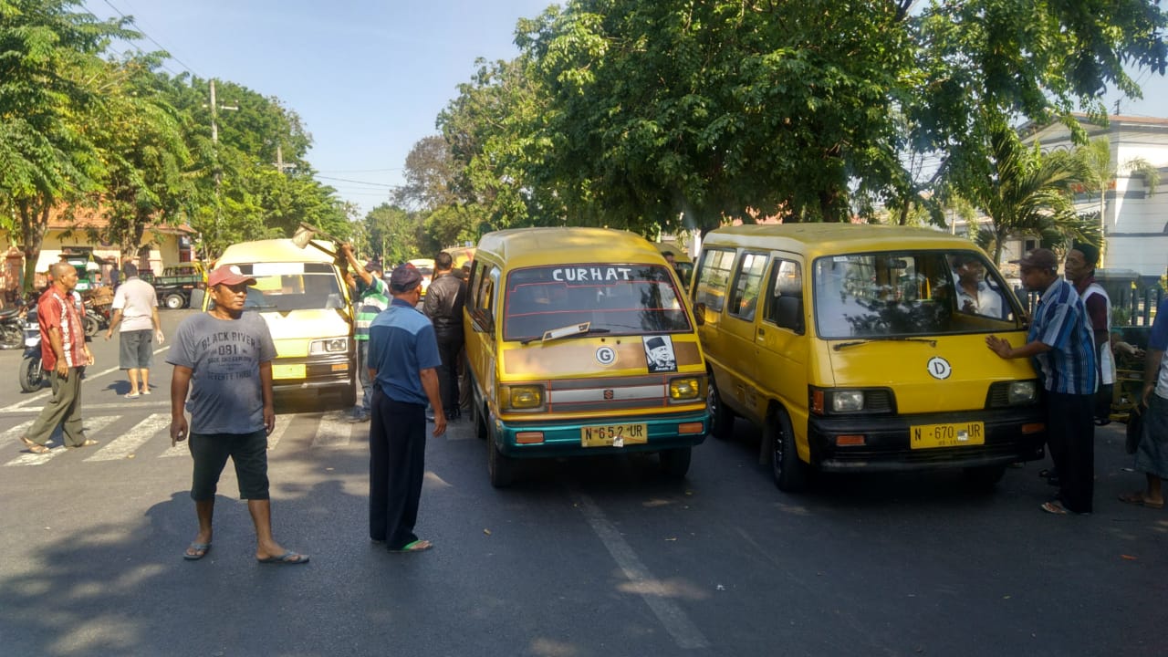 Sopir angkutan kota di Probolinggo melakukan sweeping pengemudi Gojek, Senin (17/9/2018) 