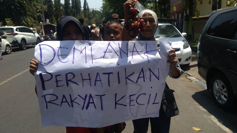 Massa aksi ibu-ibu saat menyampaikan aspirasinya di depan Gedung dewan, Senin (17/9/2018).